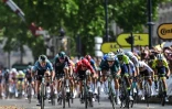 Le Britannique Mark Cavendish (à gauche) finit 2e de la 7e étape du Tour de France à Bordeaux, le 7 juillet 2023