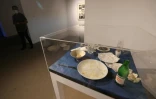 Une installation de l'artiste suisse Daniel Spoerri au musée d'art contemporain de Téhéran, le 22 août 2022