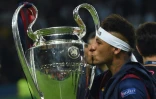 Neymar embrasse la Ligue des champions après sa victoire en finale avec le Barça contre la Juventus Turin le 6 juin 2015 à Berlin