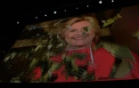 Hillary Clinton intervient par video depuis New York à la convention démocrate le 26 juillet 2016 à Philadelphie