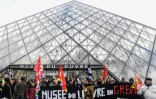 Des employés et des syndicalistes en grève devant la pyramide du Louvre à Paris le 17 janvier 2020
