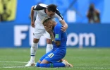 Neymar en larmes et réconforté par le Costaricain Bryan Oviedo après avoir marqué le 2e but du Brésil, le 22 juin 2018 à Saint-Pétersbourg
