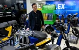Nguyen Phuoc Huu Nguyen, fondateur de Selex, présente des modèles de motos électriques dans un showroom à Hanoï, le 6 novembre 2024 au Vietnam
