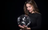La Française Perrine Laffont pose avec son globe de cristal, trophée remis au vainqueur du classement de la Coupe du monde dans l'épreuve des bosses, le 24 mars 2021 à Paris