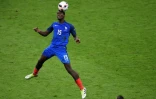 Le milieu français Paul Pogba face au Portugal en finale de l'Euro-2016 au Stade de France, le 10 juillet 2016