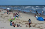 Des personnes profitent du beau temps sur une plage de Galveston, le 2 mai 2020 au Texas