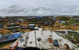 Un panneau solaire positionné sur le toit d'une habitation de fortune, dans un camp de réfugiés à Kutupalong au Bangladesh, le 7 octobre 2017
