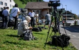 Des journalistes attendent devant le complexe hôtelier de luxe de Bürgenstock, en Suisse, avant le début de négociations de paix entre l'Iran et les Etats-Unis, le 19 juin 2026
