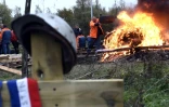 Des salariés et syndicalistes de l'aciérie Ascoval brûlent des pneus lors d'une manifestation devant l'usine de Saint-Saulve, le 24 octobre 2018