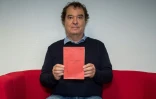 Guillaume Bourgeois, tenant le livret matricule du général Maurice Bourgeois