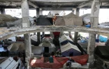 Des tentes installées à l'intérieur de la mosquée Imam al Shafi'i en ruines, où des familles ont trouvé refuge, dans le quartier de Zeitoun à Gaza, le 23 octobre 2025
