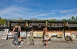Des passants devant les étals de bouquinistes à Paris, le 4 septembre 2023