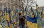 Une mère ukrainienne se recueille sur la tombe de son fils, tué en 2024 sur le front dans la région de Donetsk, le 1er mars 2025 à Kiev