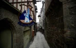 Commerces fermés dans une ruelle du Mont-Saint Michel, placé en confinement dans la lutte contre le nouveau coronavirus, le 20 mars 2020