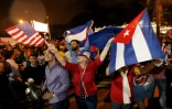 Un millier de personnes rassemblées dans le quartier de la Petite Havane ("Little Havana"), à Miami, bastion de l'anti-castrisme, ont accueilli l'annonce de la mort de Fidel Castro le 26 novembre 2016 dans la liesse