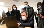 Le ministre de la Santé Olivier Véran lors de sa visite à Metz (Moselle, est de la France), à l'Agence régionale de santé (ARS) le 12 février 2021