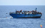 Des migrants Ă bord d'une embarcation le 25 mai 2016 au large de la Libye