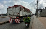 Une file de camions dans une rue de Cotonou après que des militaires ont annoncé à la télévision publique du Bénin avoir "démis de ses fonctions" le président Patrice Talon, le 7 décembre 2025