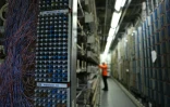 Photographie montrant un nœud de réseau à haut débit ADSL composé de fils de cuivre, dans une usine de la société française de télécommunications Orange à Guyancourt (France), à l'ouest de Paris, le 28 janvier 2025