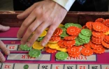 Un employé du casino Arkin Colony Hotel ramasse des jetons, à Kyrénia (Girne), dans l'autoproclamée République turque de Chypre-Nord, le 16 mars 2022 