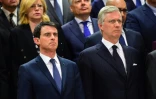 Le Premier ministre français Manuel Valls (g) et le roi Philippe de Belgique (d) lors de la minute de silence à la Commission européenne le 23 mars 2016 à Bruxelles