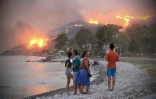 Incendies vue d'une plage à Oren, près de Milas, dans le sud de la Turquie, le 3 août 2021