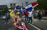 Des manifestants brûlent un drapeau américain et les visages du président américain Donald Trump et du secrétaire d'Etat Marco américain Rubio lors d'une manifestation contre la visite de Marco Rubio, à Panama, au Panama, le 31 janvier 2025