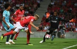 Le gardien de l'OM Steve Mandanda (d) en difficulté lors du match de Ligue 1 perdu à Nîmes, le 19 août 2018