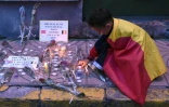 Un enfant recouvert du drapeau belge rend hommage aux victimes des attents de Bruxelles à Casablanca le 26 mars 2016