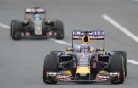 Le pilote australien Daniel Ricciardo, sponsorisé par Red Bull, pendant les préparatifs du Grand Prix de Formule 1 à Sotchi le 9 octobre 2015