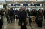 Des voyageurs attendent à l'aéroport d'Athènes-Spata après des retards et des reports de vols dans le pays dus à un "problème technique", le 4 janvier 2026