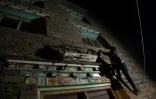 Trinley Norbu, un membre de l'éthnie tibétaine matriarcale des Zhaba, montre comment il grimpe aux murs de la maison de la femme qu'il convoite, le 27 mai 2017 dans la vallée du fleuve Yalong, dans la province chinoise du Sichuan