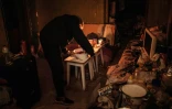 Une habitante prépare un repas dans le sous-sol d'un appartement pendant des tirs de mortier, le 18 mai 2022 à Severodonetsk, en Ukraine