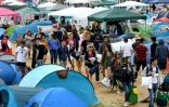 Des festivaliers arrivent au camping de Carhaix-Plouger, au 2e jour des "Vieilles Charrues", le 14 juillet 2017