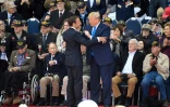 Accolade entre Donald Trump et Emmanuel Macron le 6 juin 2019 lors des cérémonies du 75e anniversaire du Débarquement allié en normandie