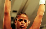 Laila Ali, al fille de Mohamed Ali, remporte une victoire contre April Fowler, le 8 octobre 1999 Ă New York