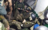 Photo non datée, fournie par la présidence ukrainienne, montrant des combattants ukrainiens dans l'aciérie Azovstal de la ville de Marioupol (Ukraine)