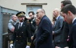 Le préfet des Yvelines Brice Blondel (2e à g), la ministre chargée de la Lutte contre les discriminations Aurore Bergé (4e à g) et le ministre de l'Intérieur Laurent Nuñez (c), en déplacement à Trappes, dans les Yvelines, après des tirs meutriers, le 23 octobre 2026