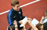 L'attaquant de l'équipe de France Antoine Griezmann signe des autographes aux supporters à Clairefontaine, le 29 août 2016