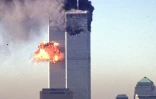 Photo prise le 11 septembre 2001 d'un avion s'écrant sur une tour du World Trade Center à New York