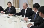 Le président russe, Vladimir Poutine, et le directeur du service de renseignements russes (SVR), Sergeï Naryshkin (G), rencontrent les patrons des services secrets des pays de la Communauté des Etats indépendants (CEI) au Kremlin, le 5 avril 2017