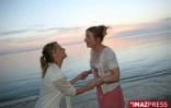 Saint-Gilles de la reunion . Ludivine Sagnier et Julie Depardieu sur la plage de l'hermitage à saint-gilles(photo imaz press reunion)