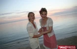 Saint-Gilles de la reunion . Ludivine Sagnier et Julie Depardieu sur la plage de l'hermitage à saint-gilles(photo imaz press reunion)