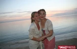 Saint-Gilles de la reunion . Ludivine Sagnier et Julie Depardieu sur la plage de l'hermitage à saint-gilles(photo imaz press reunion)