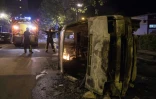 Des policiers près d'une voiture brûlée dans le quartier du Breil à Nantes le 4 juillet 2018 au petit matin