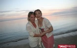 Saint-Gilles de la reunion . Ludivine Sagnier et Julie Depardieu sur la plage de l'hermitage à saint-gilles(photo imaz press reunion)