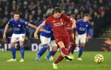 Le milieu de Liverpool James Milner transforme un penalty à Leicester, le 26 décembre 2019