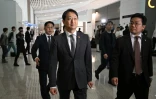 Le ministre sud-coréen du Commerce et de l'Industrie Ahn Duk-geun (C) à l'aéroport d'Incheon, en Corée du Sud, avant son départ pour Washington, le 23 avril 2025