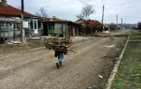 Un homme porte du bois de chauffage dans une rue du village de Ekzarh Antimovo, en Bulgarie, le 4 février 2016