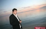 Saint-Gilles de la Reunion . Patrick Bruel sur la plage de l'hermitage à Saint-Gilles(photo imaz press reunion)